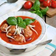 Zupa pomidorowa z mięsnymi kulkami, czerwona fasolą i makaronem