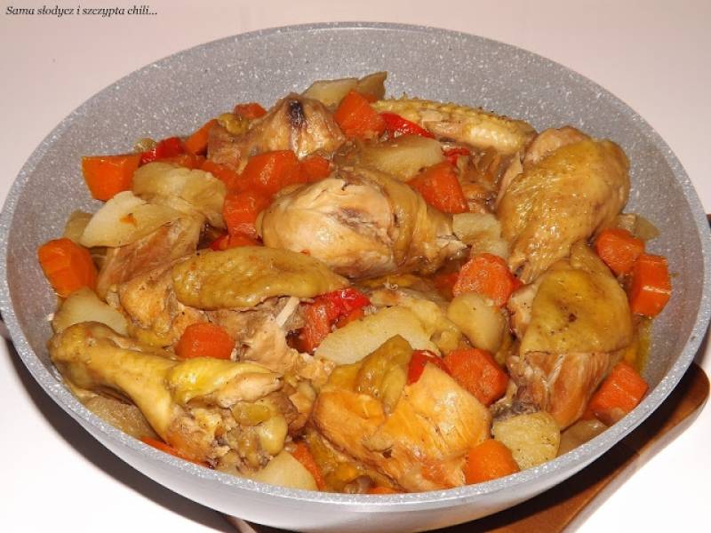 Kurczak w warzywach, pyszny i aromatyczny.