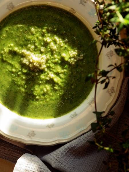 Zupa z zielonego grochu, quinoy i natki marchewki (bez glutenu, bez laktozy, wegańskie)