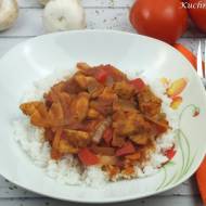 Ryż z warzywami i kurczakiem w sosie pomidorowym (z piekarnika)