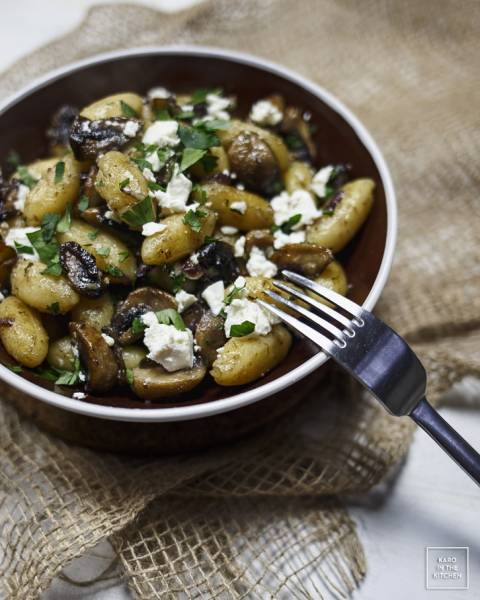 Gnocchi w z karmelizowanymi pieczarkami, cebulą i fetą