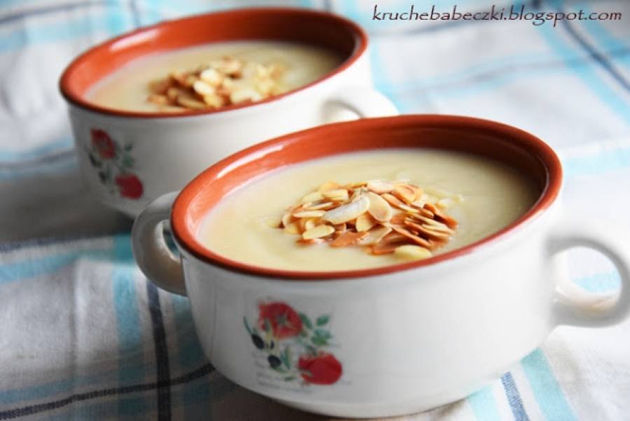 Zupa z białych warzyw z płatkami migdałów według Katarzyny Bosackiej