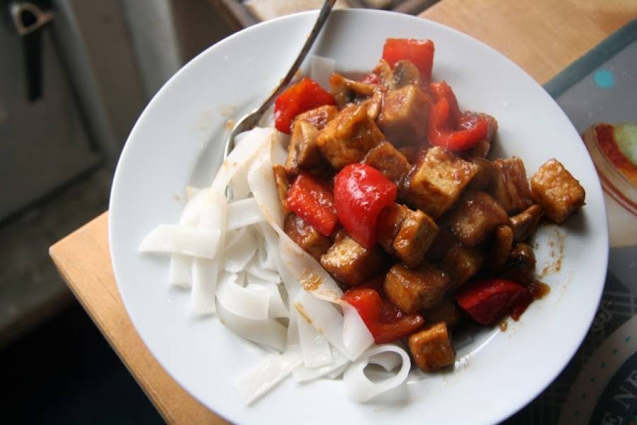 Tofu w sosie słodko kwaśnym z makaronem ryżowym