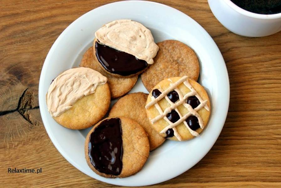 Kruche ciasteczka z czekoladą lub bezą lub jednym i drugim