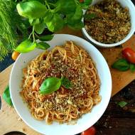 Spaghetti z sosem pomidorowym i ziołową posypką chlebową