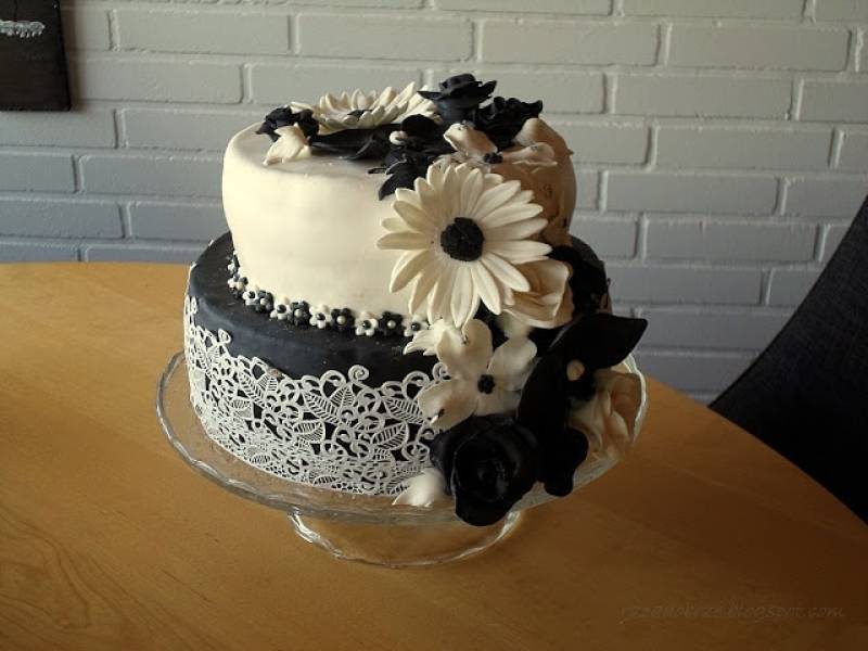 Czarno-biały tort na urodziny