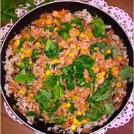 Ryż z pikantnym tuńczykiem, słoneczną kukurydzą i zielonymi dodatkami