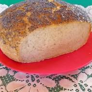 Domowy chleb z makiem pieczony w garnku.