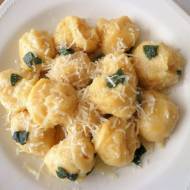 Kluseczki z mąki z ciecierzycy, bez jajek (Gnocchetti di farina di ceci, senza uova