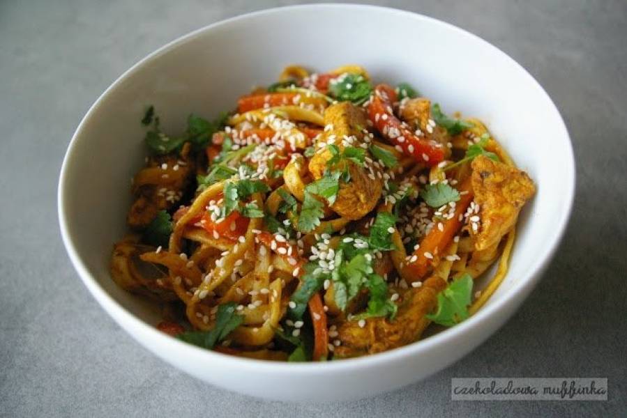Chow mein z kurczakiem i warzywami