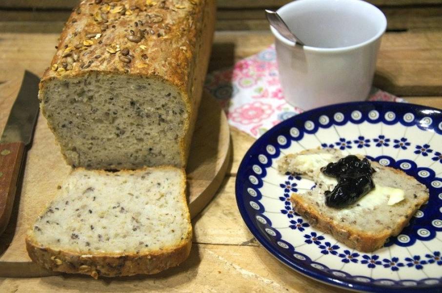 Szybki i prosty chleb pszenno-żytni na drożdżach z ziarnami