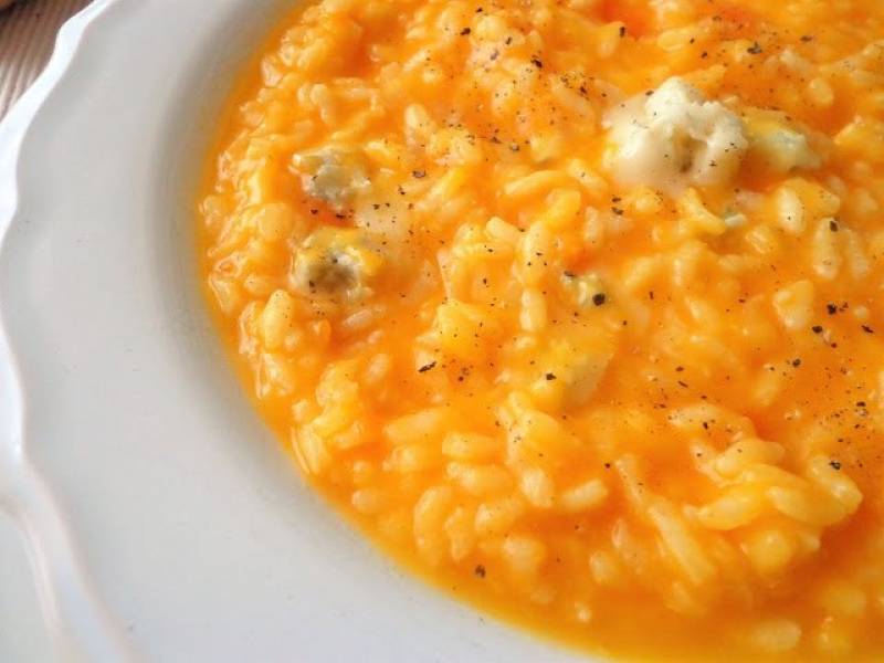 Risotto z kremem z marchewki i gorgonzoli (Risotto con crema di carote e gorgonzola)