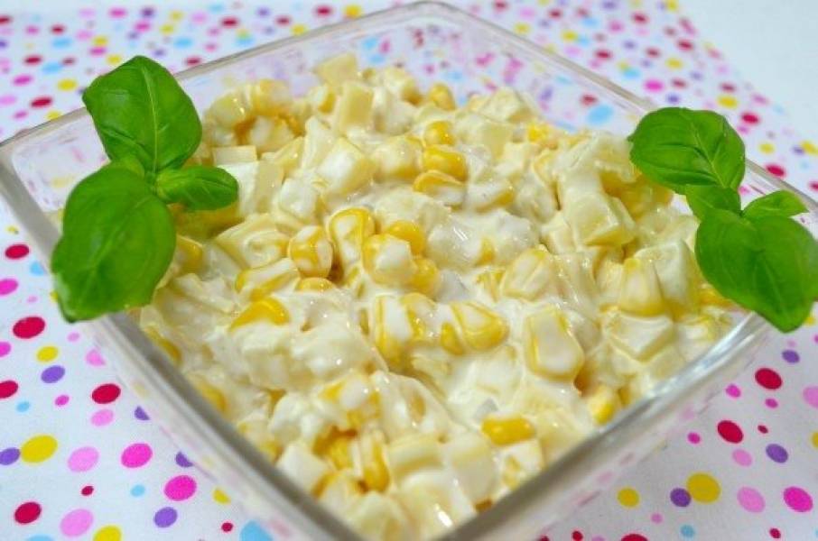 Sałatka z żółtym serem, kukurydzą i ananasem + film