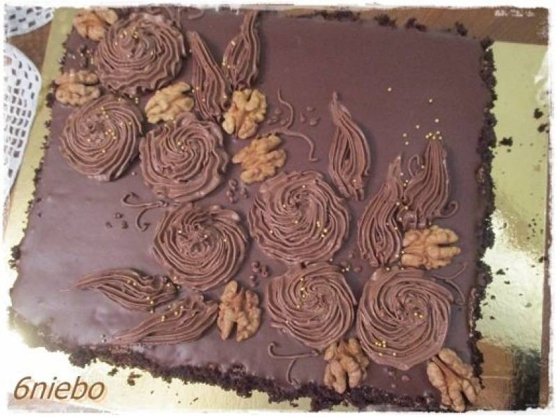 wykwintny tort czekoladowo-orzechowy