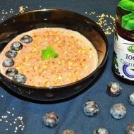 Wegańska zupa mleczna z quinoa, czarnym bzem, borówkami i orzechami pekan