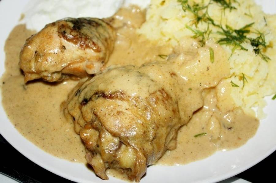 Duszony kurczak w jasnym sosie pieczeniowym