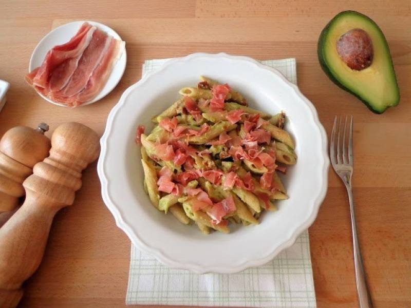 Makaron z salsą z awokado, suszonymi pomidorami i prosciutto crudo (Pasta con salsa d avocado, pomodori secchi e prosciutto crud