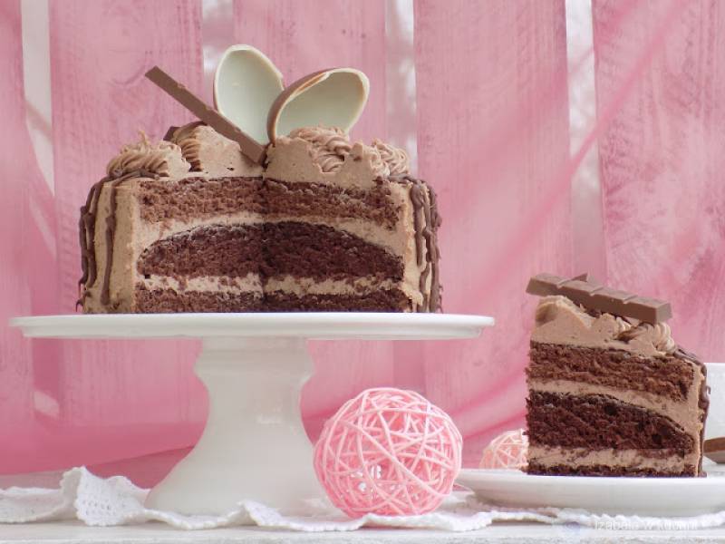 Tort urodzinowy z czekoladkami.