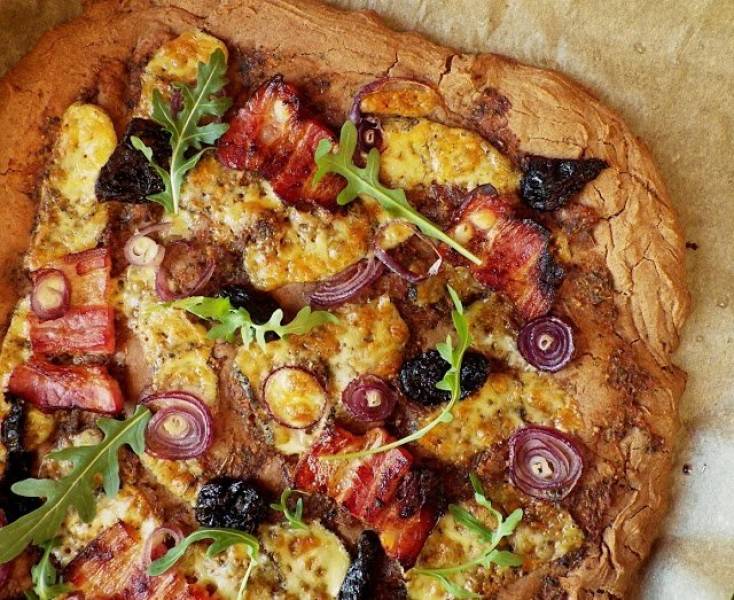 Bezglutenowa pizza z regionalnymi dodatkami na spodzie z mąką z quinoy