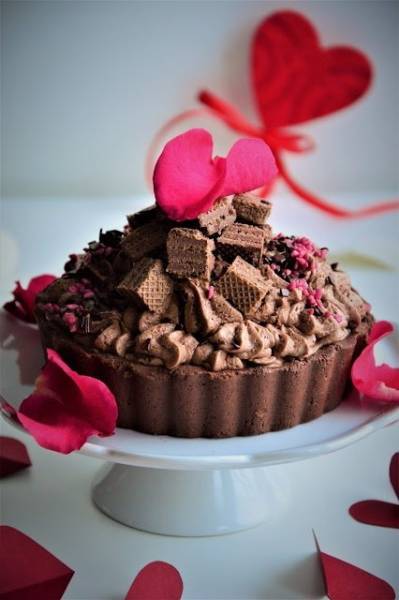 Walentynkowa tarta czekoladowa na ciasteczkowym spodzie z musem i kremem czekoladowym