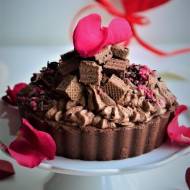 Walentynkowa tarta czekoladowa na ciasteczkowym spodzie z musem i kremem czekoladowym
