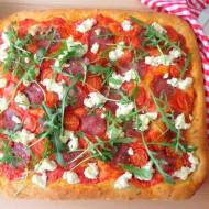 World Pizza Day!!! Pizza na grubym cieście z salami, pomidorkami i ricottą (Pizza alta con salame, pomodorini e rucola)