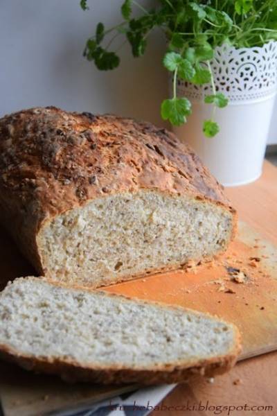 Chleb pszenny, drożdżowy pieczony w naczyniu żaroodpornym