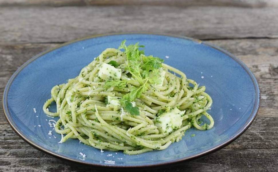 Makaron z zielonym pesto i mozzarellą