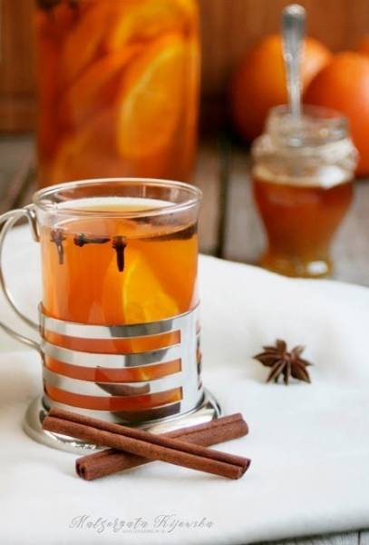Rozgrzewająca i aromatyczna herbata z pomarańczami, anyżem, cynamonem i goździkami