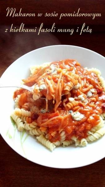 Makaron w sosie pomidorowym z kiełkami fasoli mung i fetą