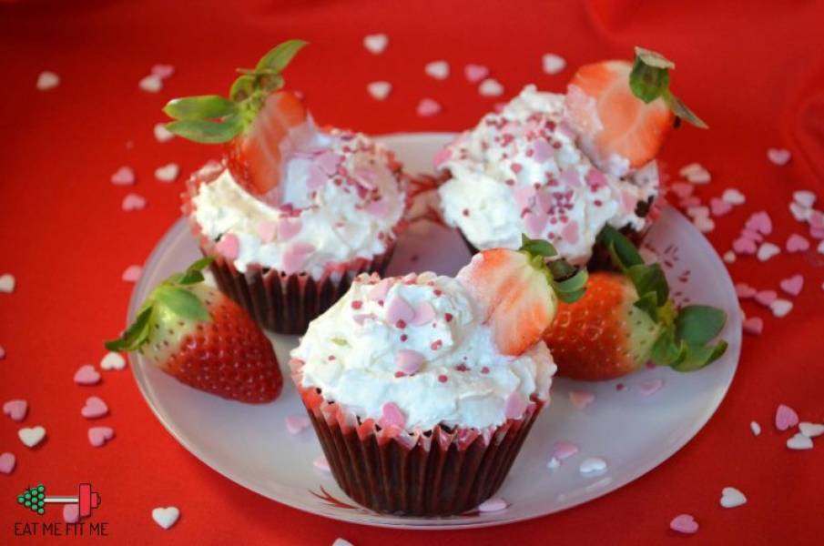 Pozwól sobie na chwilę rozkoszy w Walentynki – muffinki bardzo czekoladowe z bitą śmietaną i truskawkami i PDF z przepisami na W