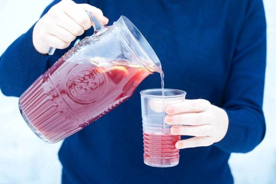 Zimowy napój z czystkiem, imbirem i sokiem malinowym