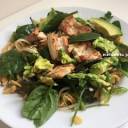 Sałatka z makaronem, indykiem, avocado, szpinakiem, olejem lnianym oraz dyniowym. Bez laktozy, bez glutenu