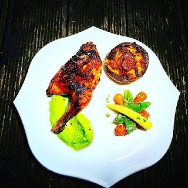 Pisklę kurczaka w Peri -Peri na puree z groszku z glazurowanymi warzywami i faszerowaną pieczarką
