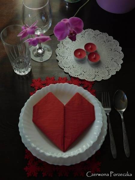 Walentynkowe nakrycie stołu i serwetka w kształcie serca