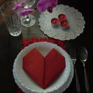 Walentynkowe nakrycie stołu i serwetka w kształcie serca