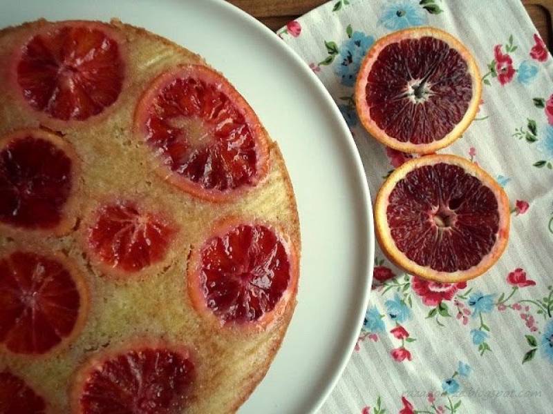 Ciasto z czerwonymi pomarańczami z horrorem w tle