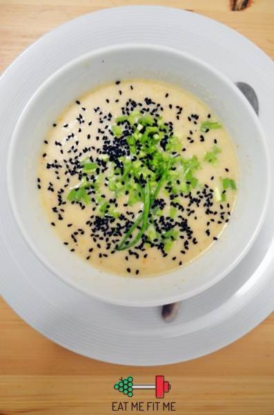 Kremowa zupa z kalafiora ze szczypiorkiem i czarnuszką