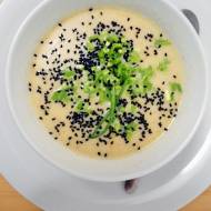 Kremowa zupa z kalafiora ze szczypiorkiem i czarnuszką