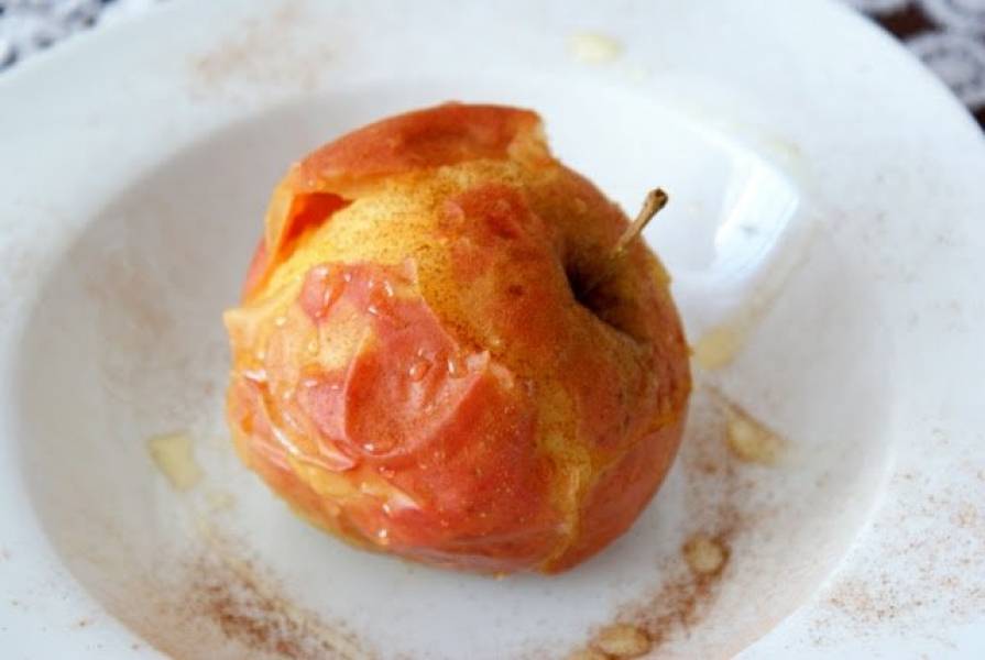 Pieczone jabłko z syropem z agawy. Bardzo szybki deser.