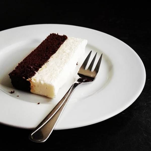 Wilgotne ciasto czekoladowe z musem o smaku białej czekolady bez cukru