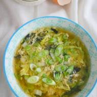 Chińska zupa z jajkiem, kapustą pekińską i grzybkami mun