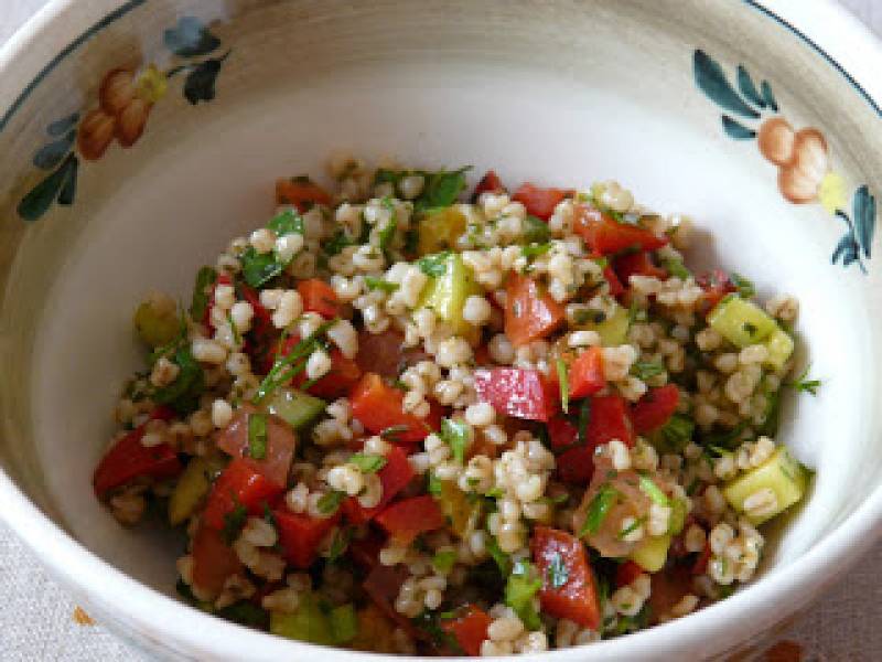 Tabule (tabbouleh) z pęczakiem. Tradycyjna arabska sałatka po polsku