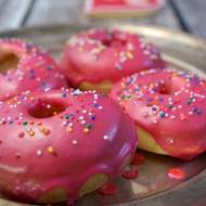 Donuty (donaty) z różowym lukrem