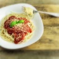 Włoskie spaghetti z sosem pomidorowym