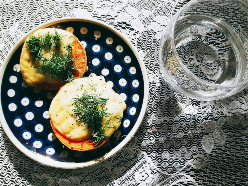 Grzanki z batatów z serem żółtym i pesto