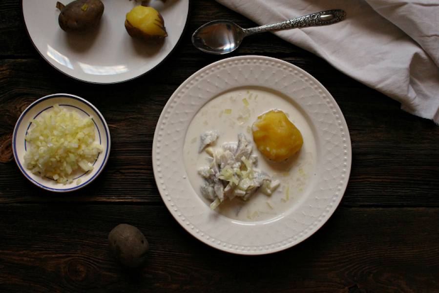 Zupa śledziowa i ziemniaki gotowane w mundurkach.