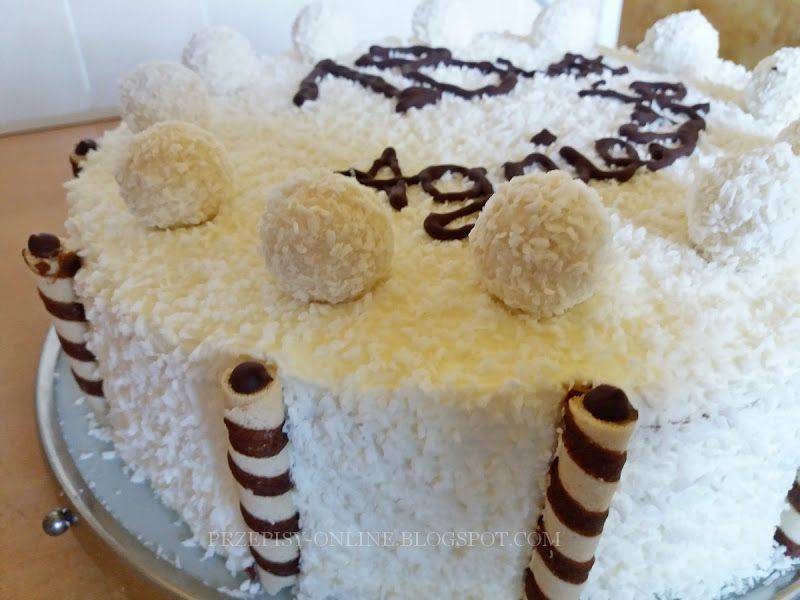 Tort urodzinowy z bitą śmietaną, kulkami i wiórkami kokosowymi