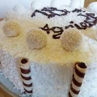 Tort urodzinowy z bitą śmietaną, kulkami i wiórkami kokosowymi