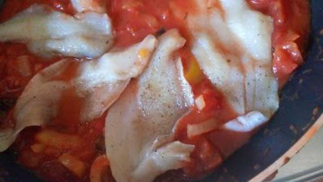 Pikantna fladra  w pomidorach prosto z patelni